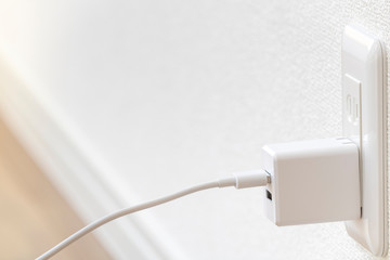 コンセントとUSB電源アダプタ