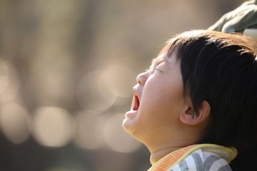 泣く男の子