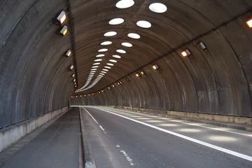 Photo sur Aluminium Tunnel シェルター ／ 山形県鶴岡市の海岸に建造されている「油戸シェルター」です。すぐ横が海なので、風や波除けの役目を果たします。また冬期間は、雪から防護するために設置された海岸道路のシェルターです。