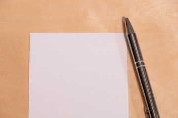 Kugelschreiber und Zettel für Notizen