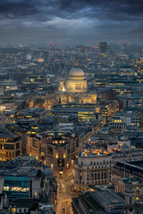 Blick über die beleuchtete Skyline von London am Abend auf die St. Pauls Kathedrale © moofushi