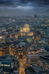 Blick über die beleuchtete Skyline von London am Abend auf die St. Pauls Kathedrale © moofushi