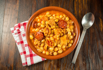 Callos de ternera con garbanzos