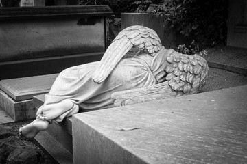 Trauernder Engel auf einem Grabstein - Statue