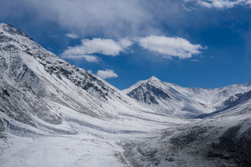 Fototapeta na wymiar The snow mountain with daylight and blue sky