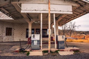 Gordijnen Verlaten benzinestation op historische Route 66 in Arizona © Nick Fox