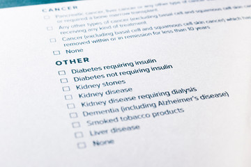 Obraz premium Diabetes and kidney disease content on health insurance questionnaire.