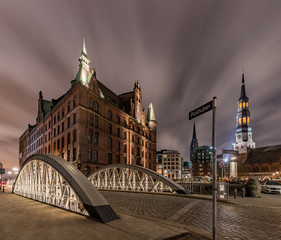 View from Kannengie&szlig;erort to Sandtorkai-Hof at night in the Speicherstadt Hamburg