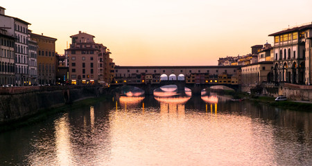 Fototapeta na wymiar 이탈리아 여행, 피렌체 야경이 아름다운 미켈란첼로 광장ㅂ 방향에서 바라 본 황혼 무렵의 베키오다리 
