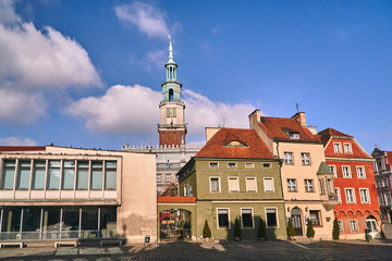 Obraz premium Tenement houses and the town hall tower on the old market square in Poznan..
