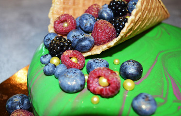 Торт с ягодами и вафельным рожком/Cake with berries and waffle cone