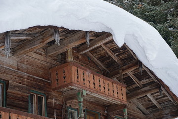 alte Hütte versinkt im Schnee