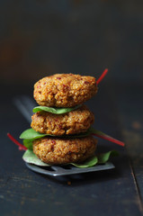 rote Linsen-Couscous Bratlinge mit Paprika und Salat