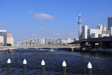 東京の下町を流れる川の情景