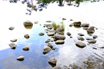 Piedras en la orilla del lago
