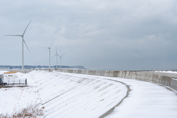 防潮堤と風力発電と雪