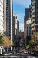 Obraz premium Vertical view of historic traditional Cable Cars riding on famous California Street, San Francisco