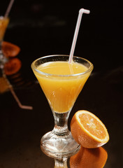 Copa con un zumo de naranja natural