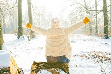 Glückliche Frau im winterlichen Wald