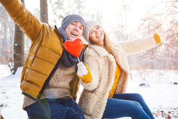 Pärchen in winterlicher Landschaft fröhlich verliebt , Valentinstag Konzept 