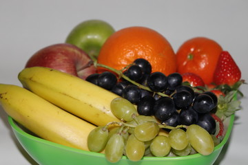 Fruchtschale mit Bananen, Apfelsinen, Weintrauben