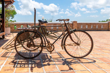 Fototapeta na wymiar Old-fashioned, retro tricycle. vintage trishaw. traditional rickshaw.