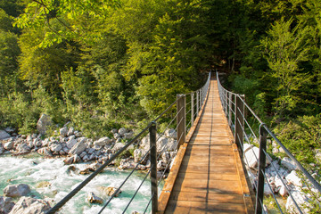 Hängebrücke über einen Fluss, Holzbrücke