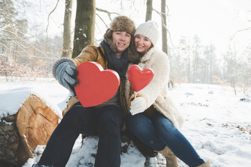 Pärchen in winterlicher Landschaft fröhlich verliebt , Valentinstag Konzept 