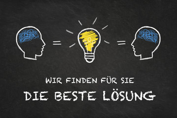 "Wir finden für sie die beste Lösung" Kopf, Gehirn, Glühbirne mit Kreidetafel Hintergrund