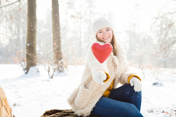 Pärchen in winterlicher Landschaft fröhlich verliebt , Valentinstag Konzept 