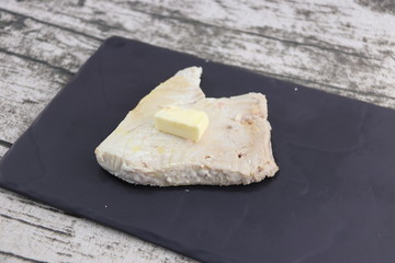 Steak de thon cuit sur une ardoise