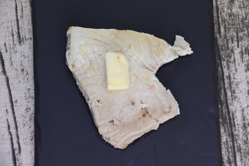 Steak de thon cuit sur une ardoise