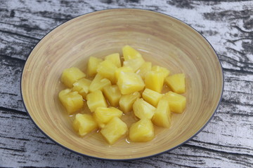 Ananas en morceaux dans un bol
