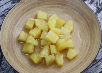 Ananas en morceaux dans un bol