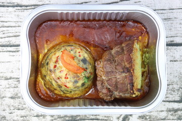 Veau en croute de sel et flan de légumes dans une barquette