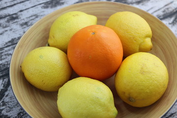 Agrumes, orange et citrons dans un bol