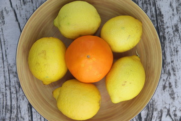 Agrumes, orange et citrons dans un bol