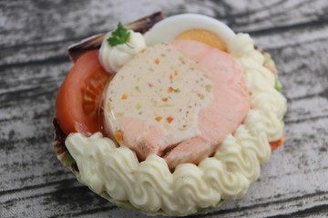 Médaillon de saumon dans une coquille Saint Jacques 