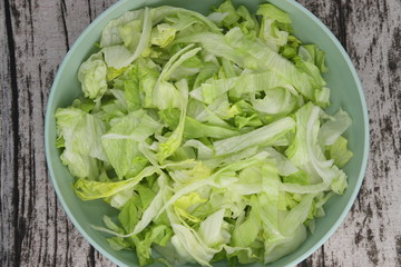Salade verte dans un bol