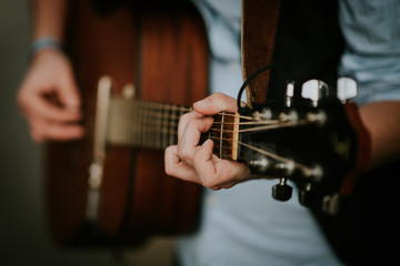 Nahaufnahme der Hände, Finger eines Gitarristen der Gitarre spielt