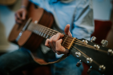 Nahaufnahme der Hände, Finger eines Gitarristen der Gitarre spielt