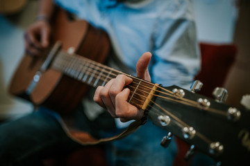 Nahaufnahme der H&auml;nde, Finger eines Gitarristen der Gitarre spielt