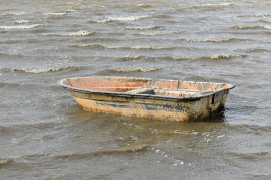 Altes Boot im Wasser