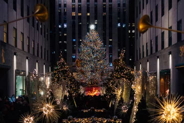 Foto op Plexiglas Kerstboom in het Rockefeller Center & 39 s nachts, in Midtown Manhattan, New York City © jonbilous