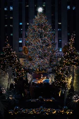Fotobehang Kerstboom in het Rockefeller Center & 39 s nachts, in Midtown Manhattan, New York City © jonbilous