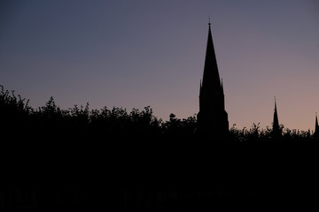Silhouette einer Kirche bei Nacht