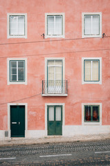Fototapeta na wymiar A pink house in Alfama, Lisbon, Portugal