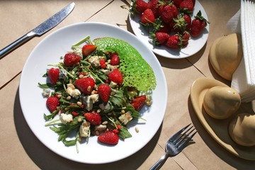 strawberry salad with blue cheese, arugula and olive oil
