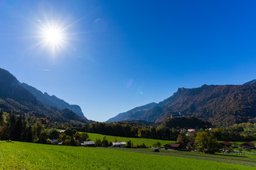 Fototapeta na wymiar Grüne Alpenwiesen im Herbst