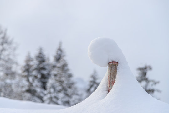 schneee bedeckter Zaunpfahl